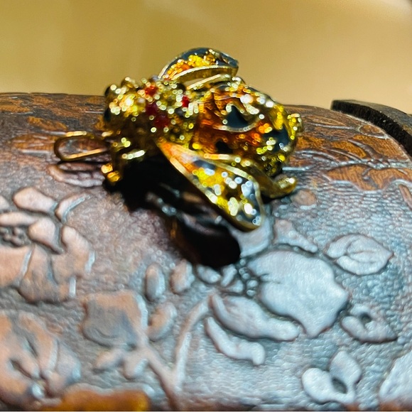 RARE! Joan Rivers “Fall Bee” Signed With Crystals & high quality enamel! - Picture 8 of 16